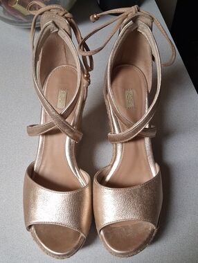NEW W/O Tag Womens UGG Raegan Metallic Gold Ankle-Tie Heeled Wedge Sandal Size 7